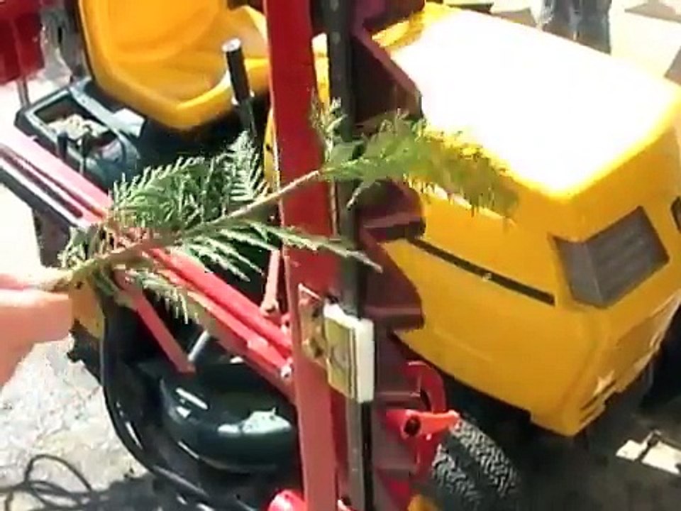 Tondeuse auto-portée équipée du taille haie hydraulique Celtic © de Soneca