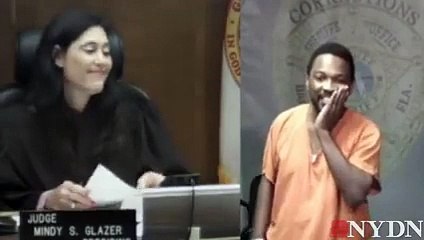 Juge américain reconnaît un ami d'école au tribunal trés touchant