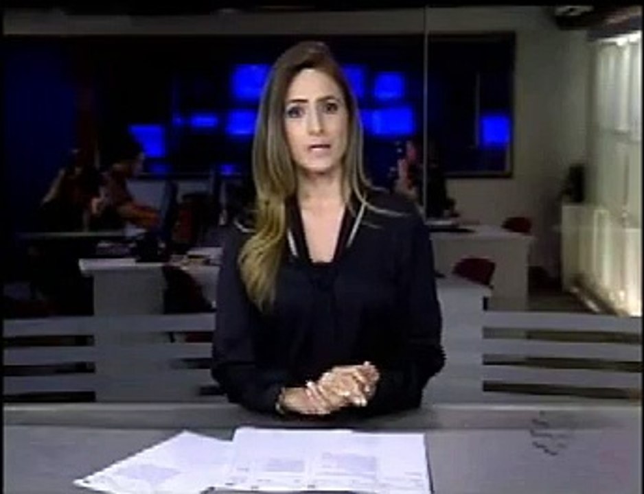 Caminhão tomba e despeja óleo na pista