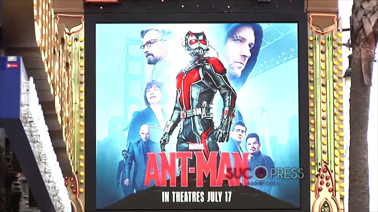 Michael Douglas acompaña a Ant-Man en el paseo de la fama