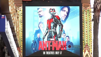 Michael Douglas acompaña a Ant-Man en el paseo de la fama