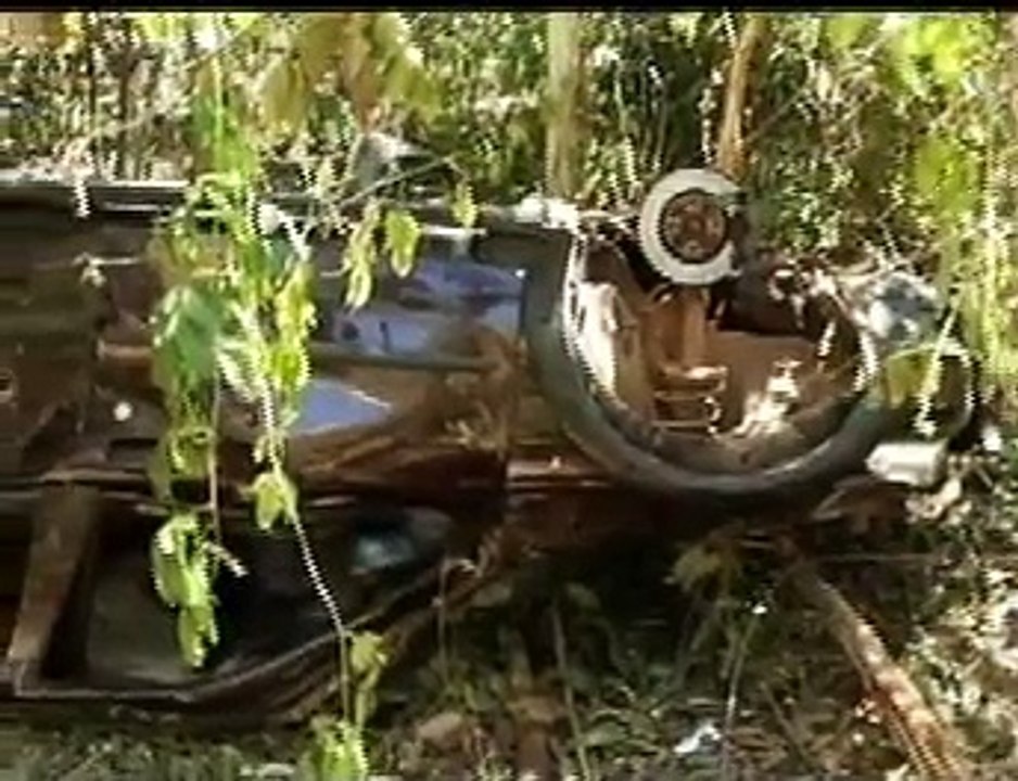 Carro capota na BR-080