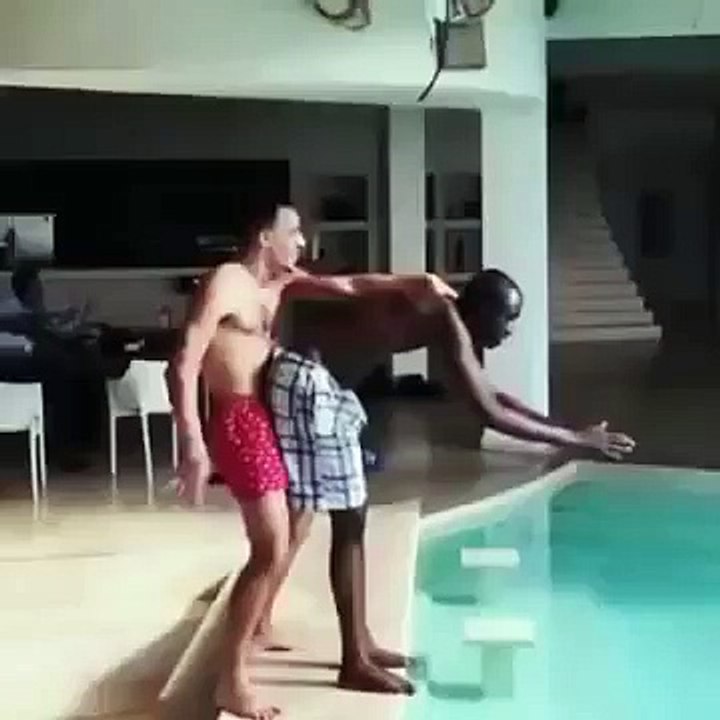 MISTER V - Ce pote un peu trop tactile à la piscine