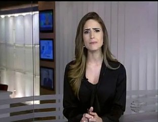 Árvore esmaga carro