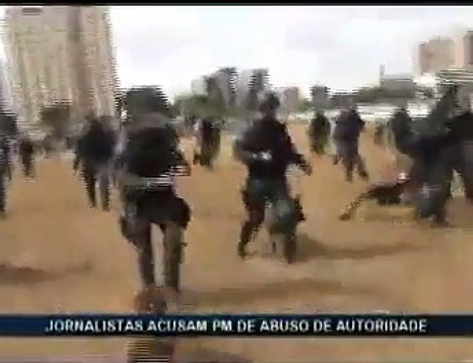 Jornalistas acusam PMs de agressão