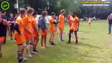 Takım Arkadaşlarıyla Ayrı Ayrı Selamlaşan Futbolcu