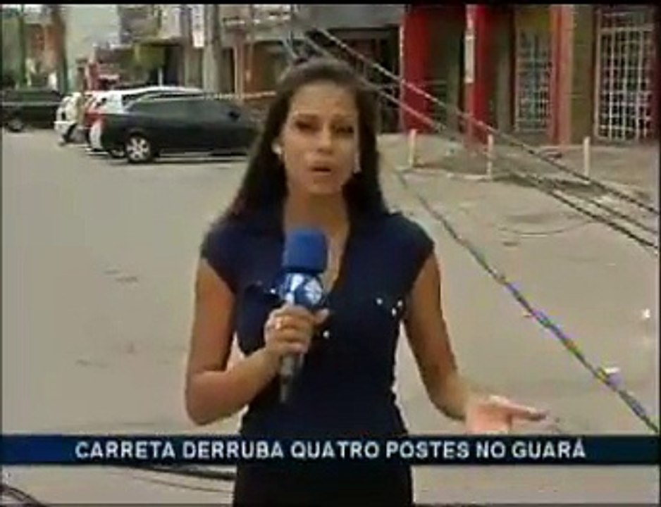 Carreta derruba postes