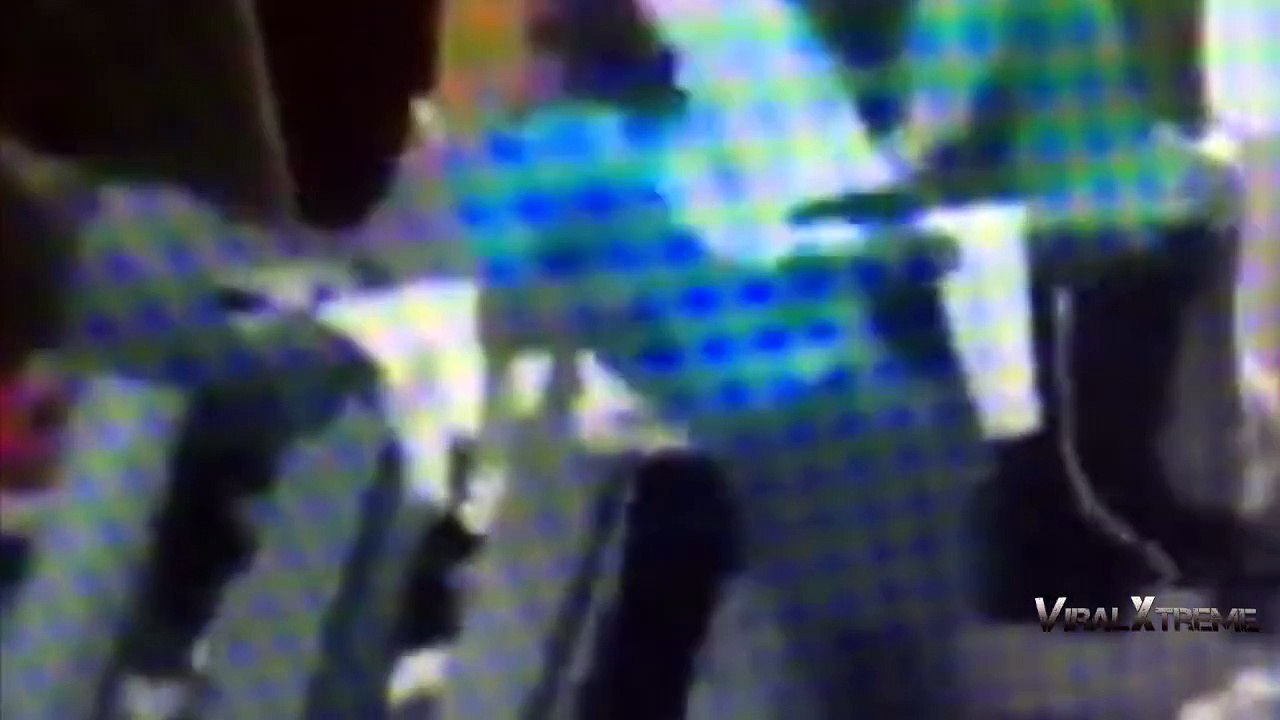 Vergonzoso: Se cae de una cinta y se le bajan los pantalones. No aguanta una broma y mas...