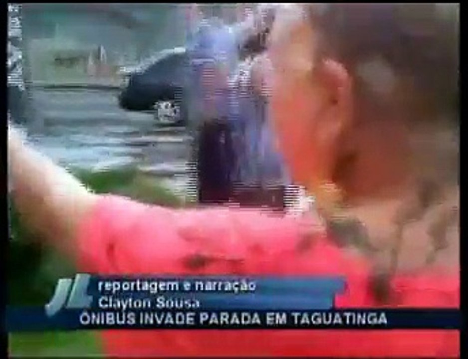 Ônibus invade parada