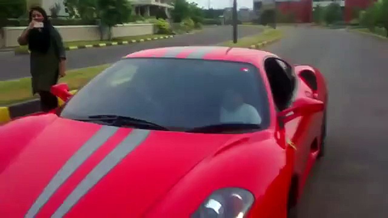 Beaucoup trop jeune pour cette FERRARI !!
