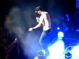 رقص انریکه ایگلسیاس و دختر ايراني در يك كنسرت dance persian girl by Enrique Iglesias
