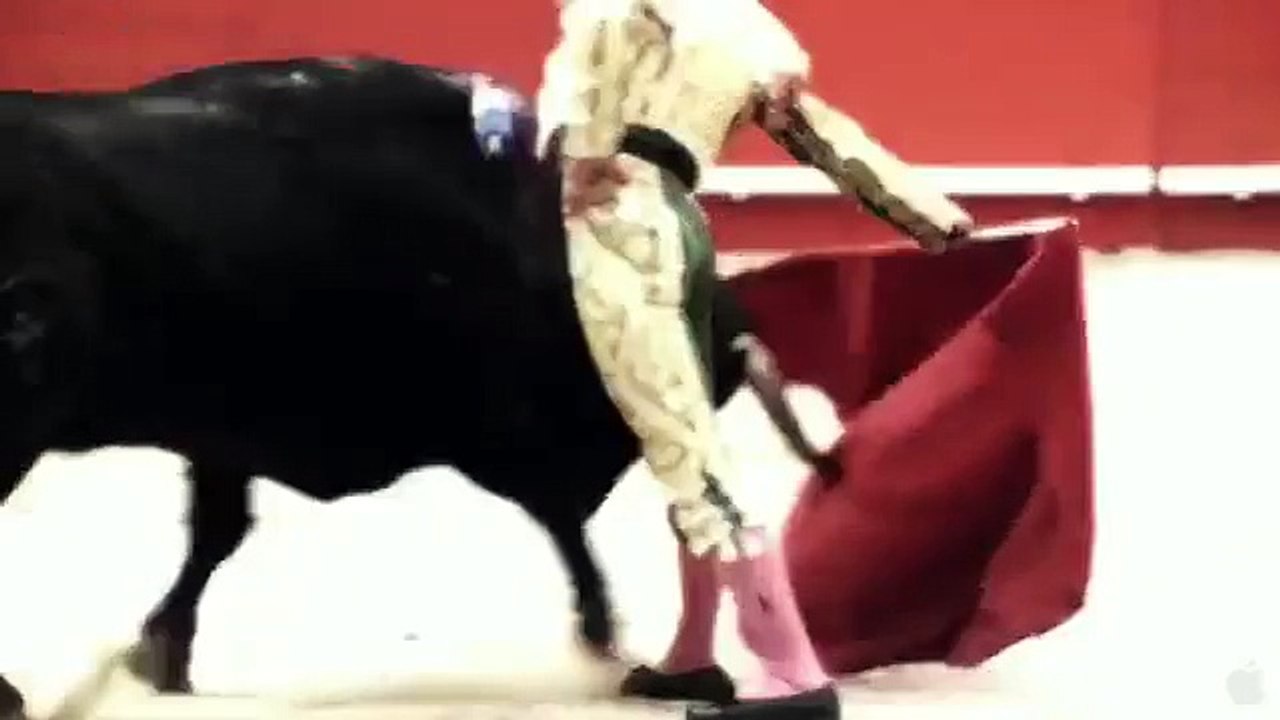 Robert Pattinson as Salvador Dali(Kisses a Guy) -Little Ashes Trailer