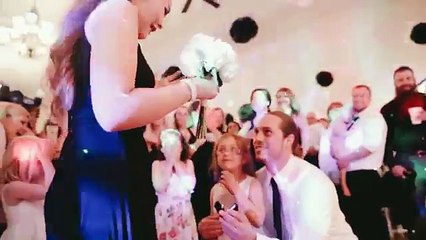 Cette mariée était sur le point de jeter son bouquet, mais quelque chose d'incroyable se produisit