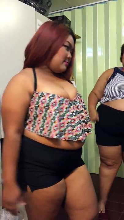 Very Fat Womens Dance on simple music just watch