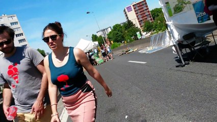 Vue sur l'échangeur d'autroroute occupé par la fête "Lamaze, enlève tes bretelles !"