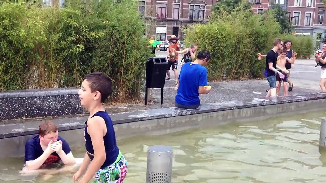 Chaleur:bataille d'eau devant la gare des Guill...
