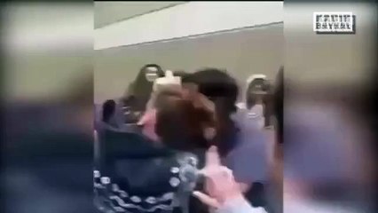 Kavga eden kızlara teyzeden uyarı Kız arabaya vurma!