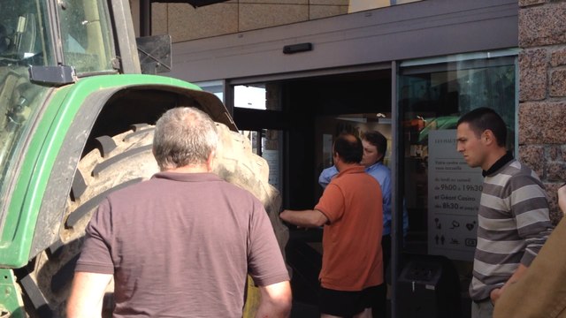 Les agriculteurs bloquent des grandes surfaces