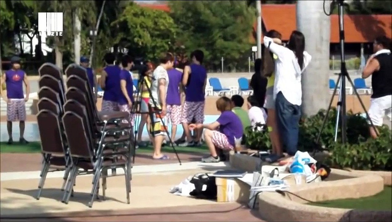 [HD] (MinStal) SHINee Minho help f(x) Krystal to fixed the hand band