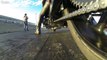 Un biker fixe une caméra GoPro pour filmer la chaine de sa moto