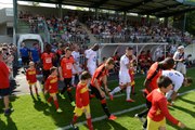 Ambiance au bord de la pelouse lors du match amical Laval / Rennes
