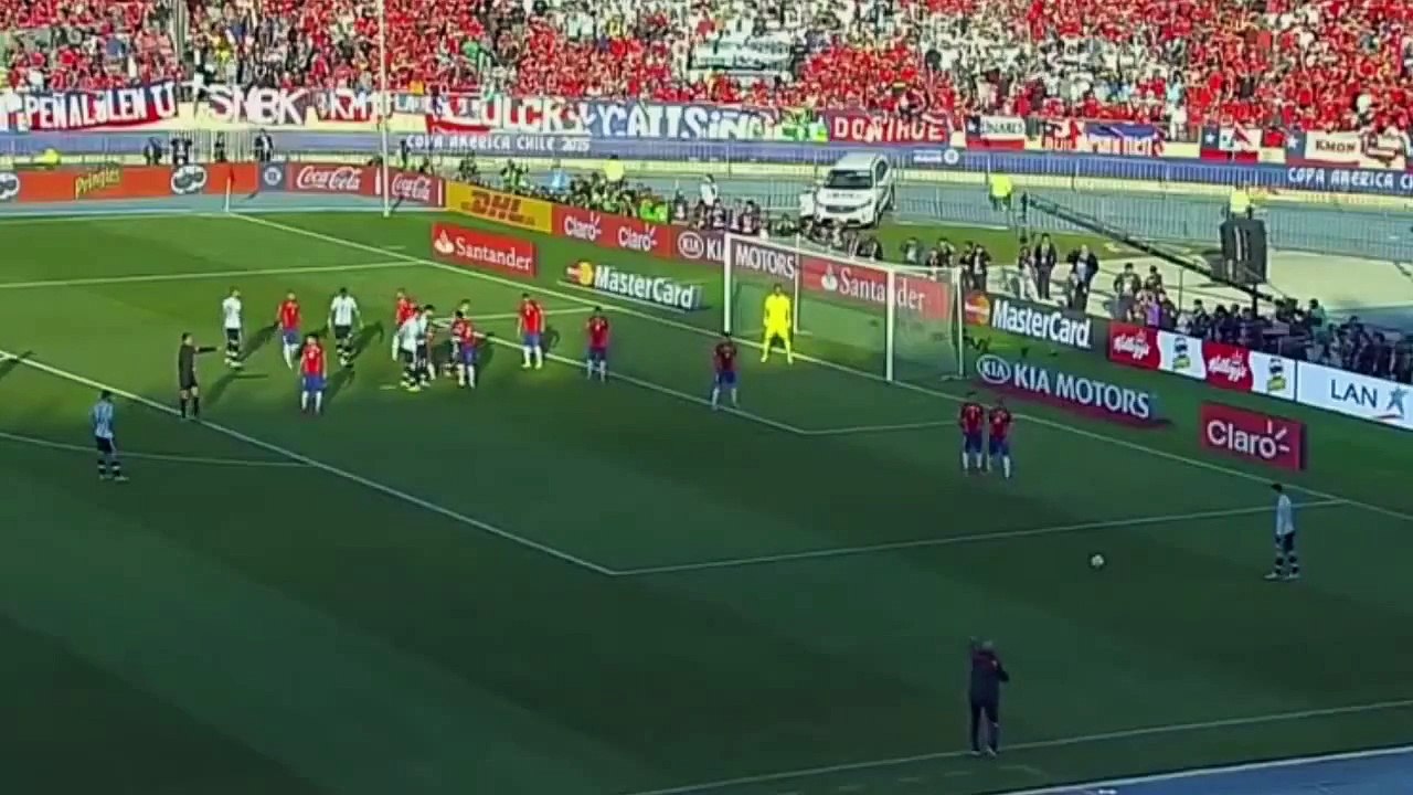 Claudio Bravo amazing save (Chile vs Argentina - Final Copa America 2015)