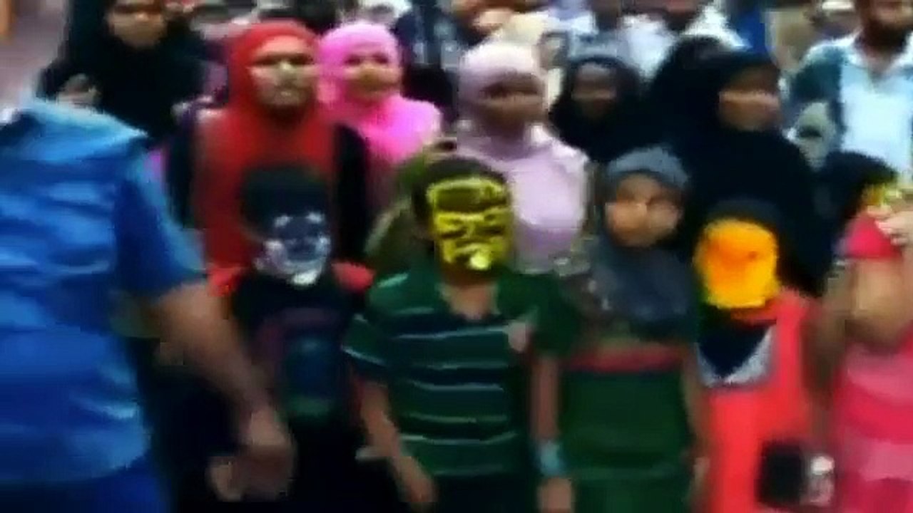 'Kiss of Love' to protest moral policing in Kerala / Marine Drive in Kochi Kerala India 02-11-2014