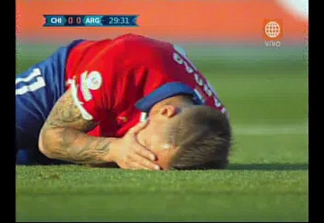 Argentina vs. Chile: Nicolás Otamendi le tiró un 'chimpunazo' a Eduardo Vargas