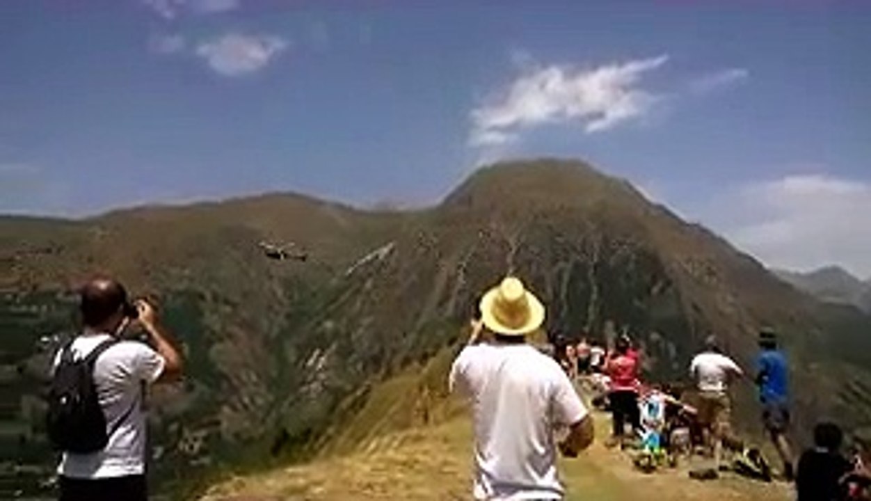 Le lac du Chambon survolé par un hélicoptère de la gendarmerie