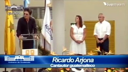Ricardo Arjona en la inauguración de su Escuela "Nohemí Morales de Arjona".