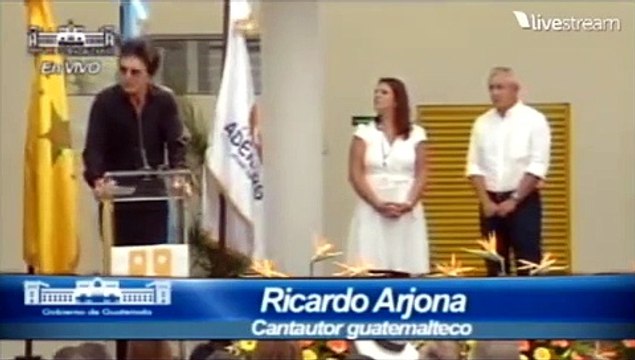 Ricardo Arjona en la inauguración de su Escuela Nohemí Morales de Arjona .