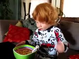 Niñoo  se  le salen los mocos comiendo cereales