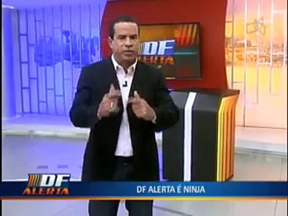 COM A PRÓPRIA FACA