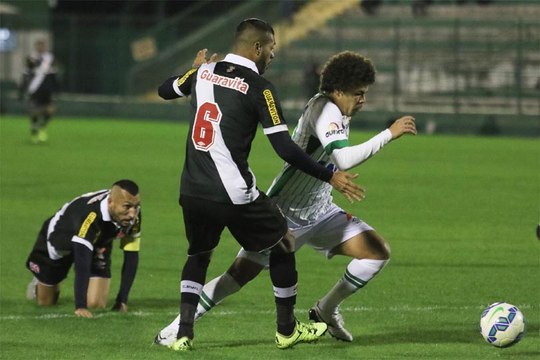 Vasco tem dois expulsos, perde para Chape e segue no Z4
