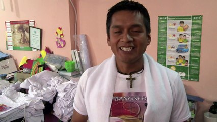 Camisetas, llaveros... los souvenirs del Papa están listos