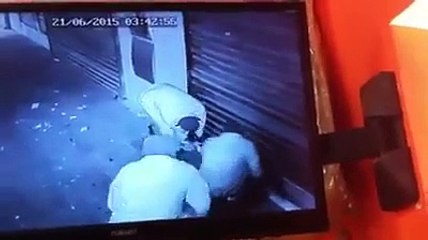 நள்ளிரவில் கடையை உடைத்து திருட வந்தவர்களுக்கு வீதியால் வந்தவர் திருடர்களுக்கு உதவி செய்வது போல நடித்து திருடர்களுக்கு கொ