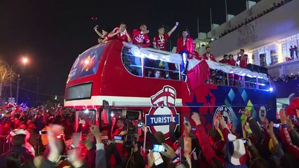 Bachelet celebra com jogadores