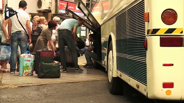 Les Grecs en route vers leurs bureaux de vote
