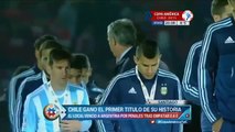 Fea reacción de los jugadores de Argentina al recibir sus medallas • Final Copa América 2015