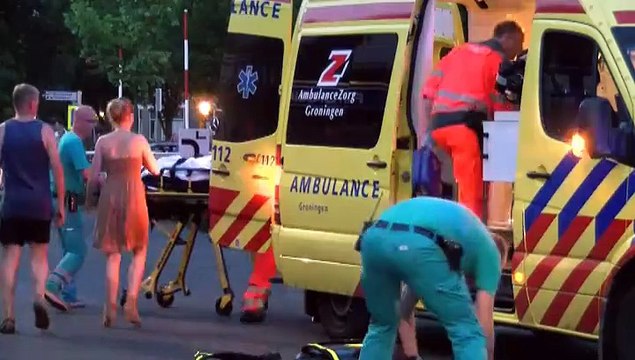 Beelden: Motor knalt frontaal op auto in Oude Pekela - RTV Noord