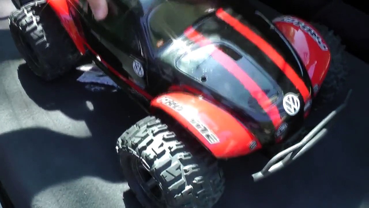 Traxxas Slash 4x4 Ultimate VW BAJA Bug body and 2,8" Proline Trenchers