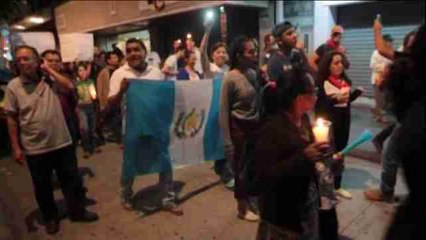 Protestan con antorchas en Guatemala y exigen dimisión del presidente