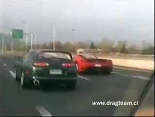 Pique de coches por autopista.