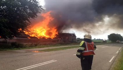 Beelden: Grote brand op boerderij in Munnekezijl - RTV Noord