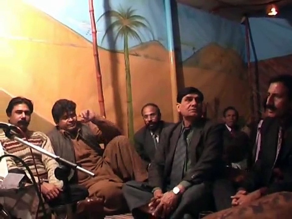 Khalid Asghar, LIVE concert- paid a tribute to Mehdi Hassan by singing his song-Dunya Kisi Ke Pyar Mein