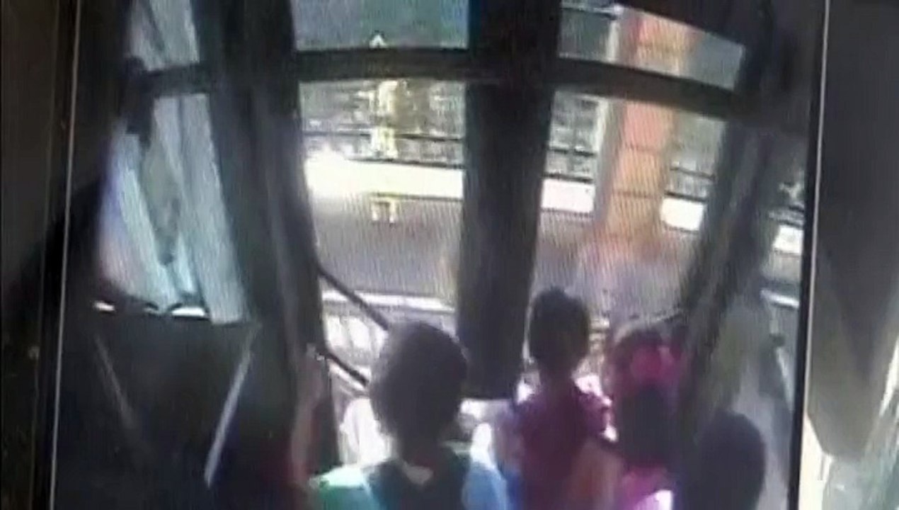 Chine : un enfant coince son sac dans la porte du bus et se fait traîner sur 20 mètres