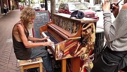 Un sans abris joue du piano avec brio