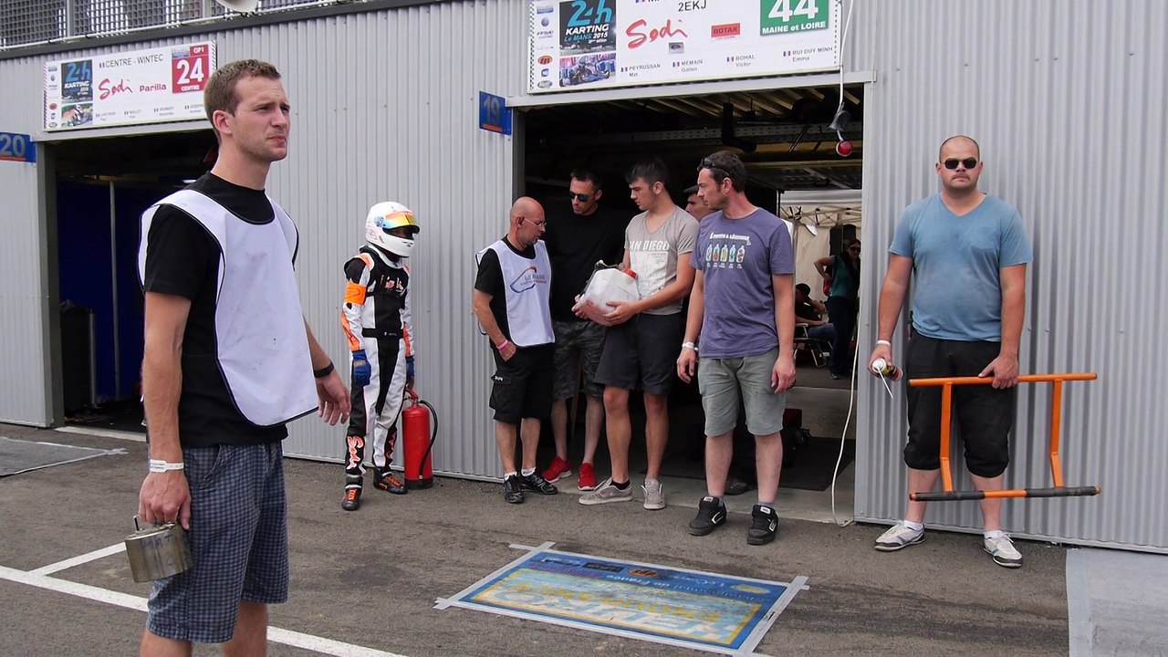 24 Heures Karting 2015 - Changement de pilote sur le Kart #44