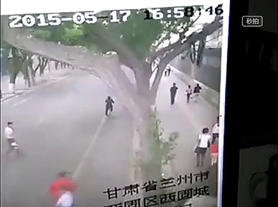 实拍：20米长围墙突然倒塌 9人被埋1人死亡—专辑：《实拍-20米长围墙突然倒塌 9人被埋1人死亡》—在线播放—优酷网，视频高清在线观看
