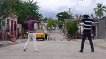El Perreo dos chicos bailan en Santiago de Cuba